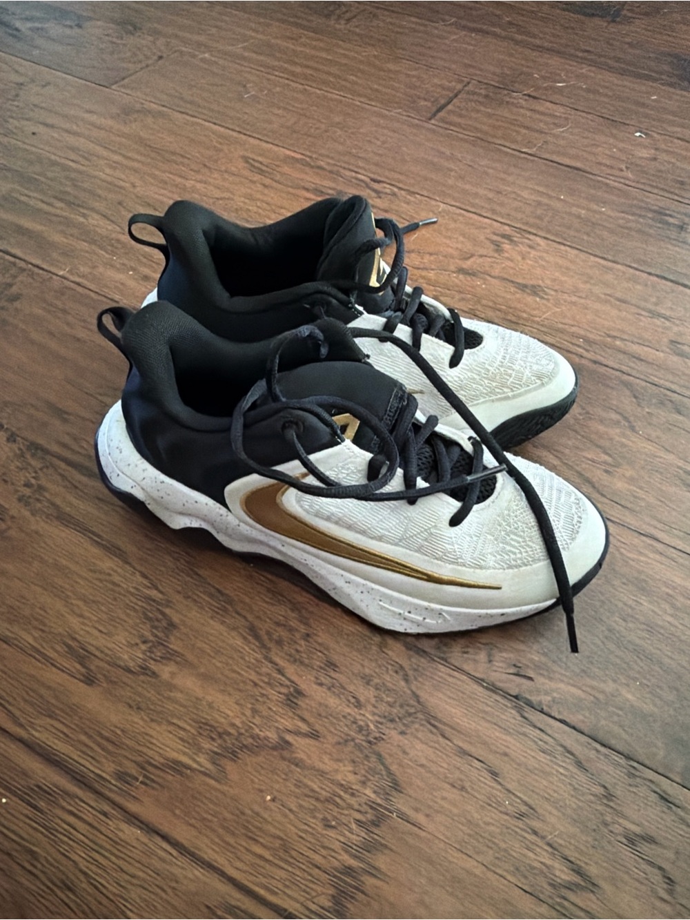 Nike Kids Low-Top Sneakers in Cream, Black & Gold